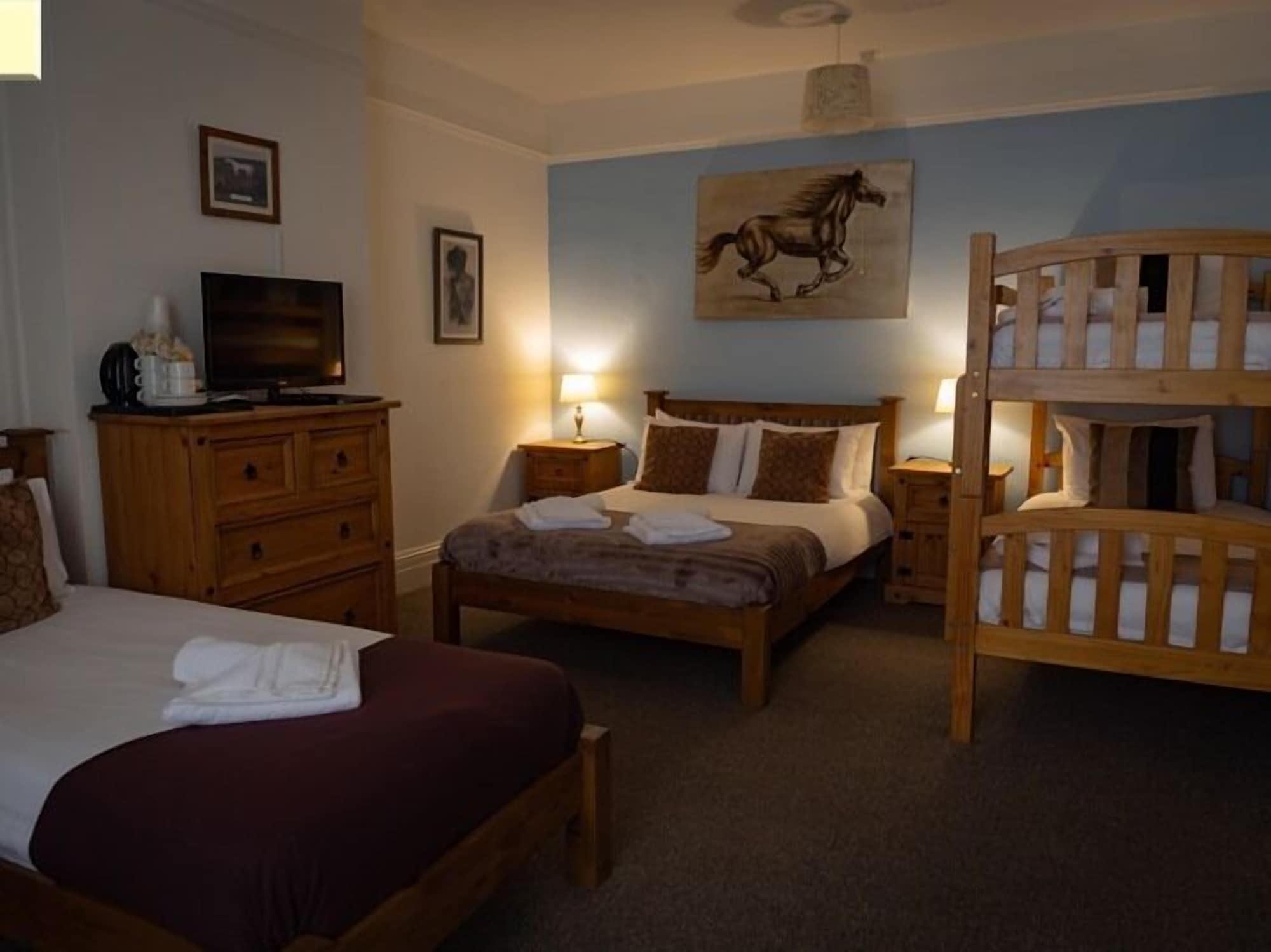 Stonehenge Inn & Shepherd'S Huts Bulford Экстерьер фото