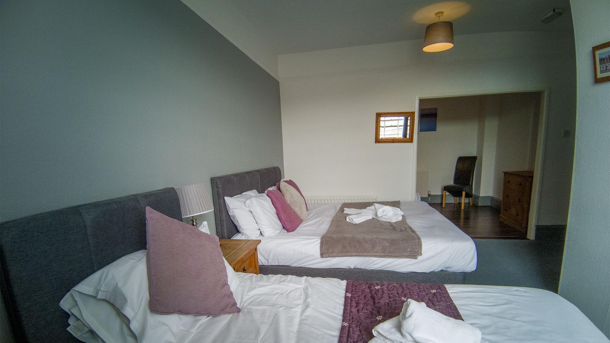 Stonehenge Inn & Shepherd'S Huts Bulford Экстерьер фото