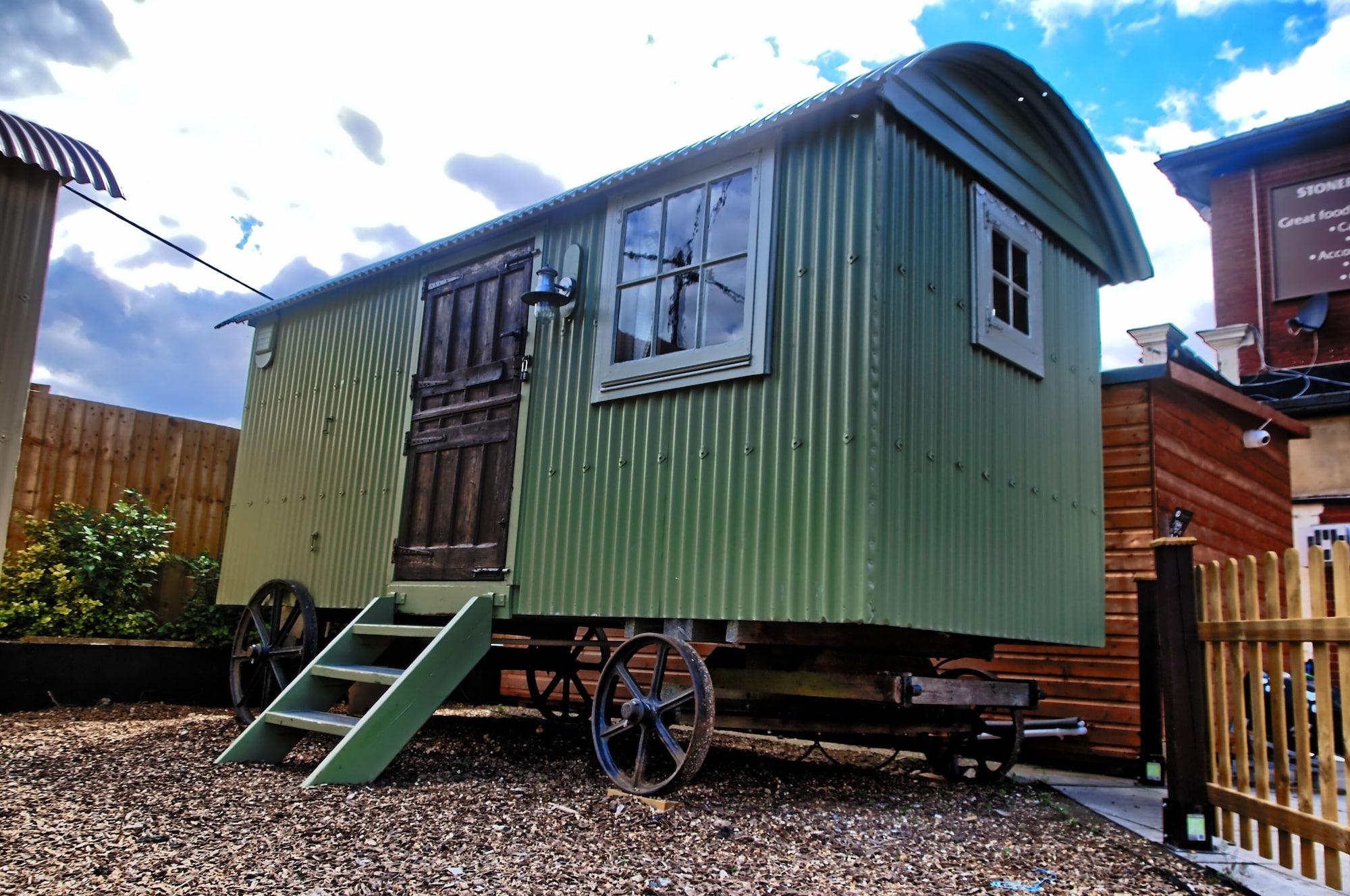 Stonehenge Inn & Shepherd'S Huts Эймсбери Экстерьер фото