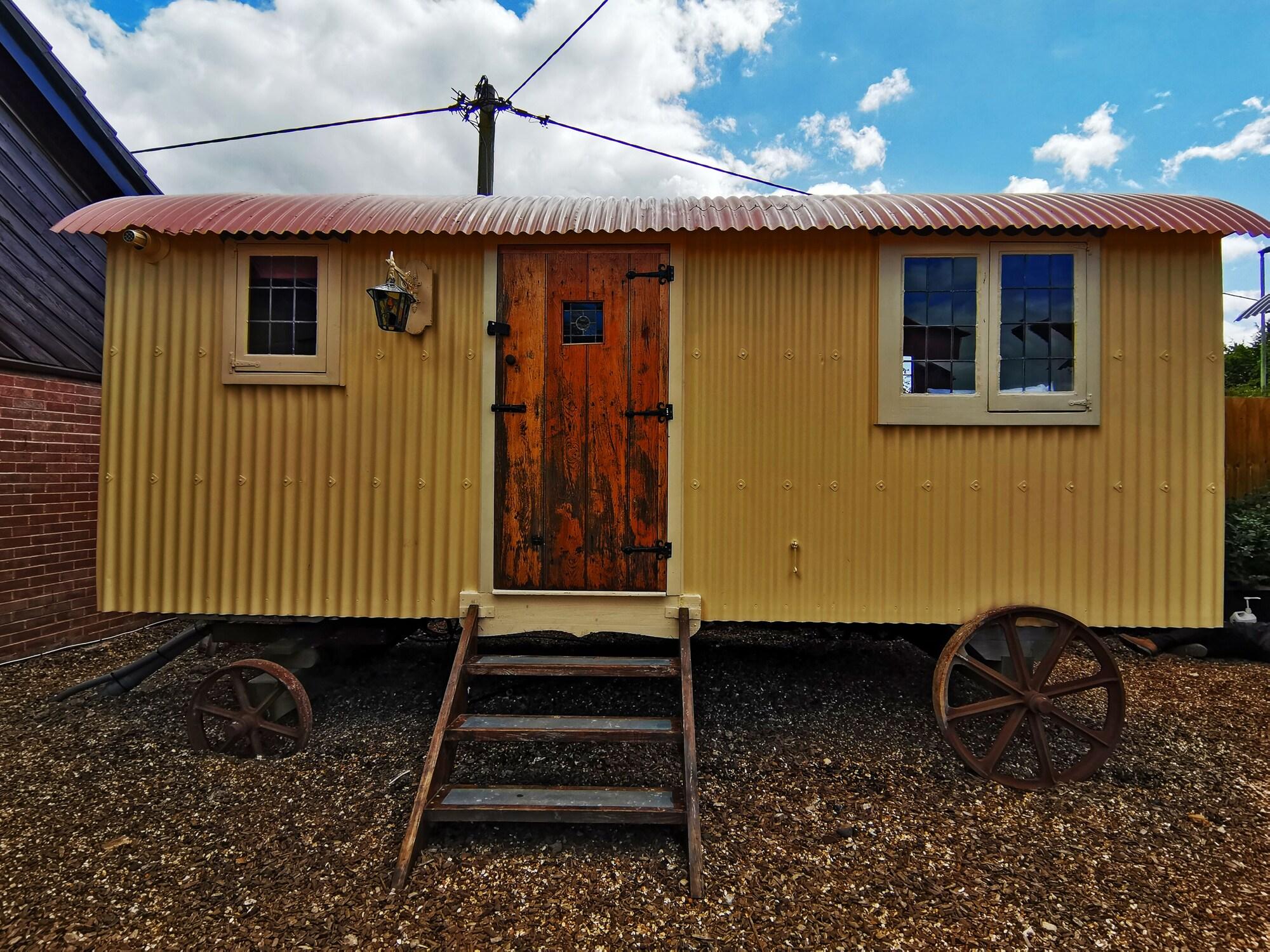 Stonehenge Inn & Shepherd'S Huts Эймсбери Экстерьер фото