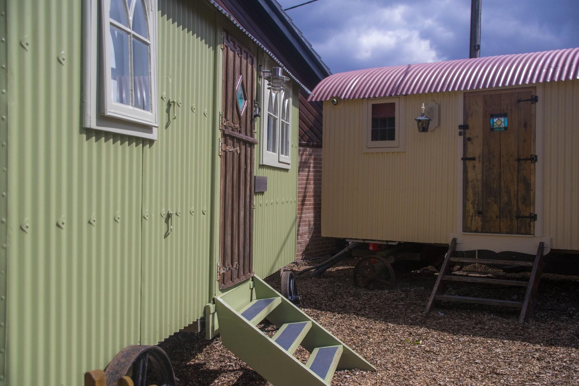 Stonehenge Inn & Shepherd'S Huts Эймсбери Экстерьер фото