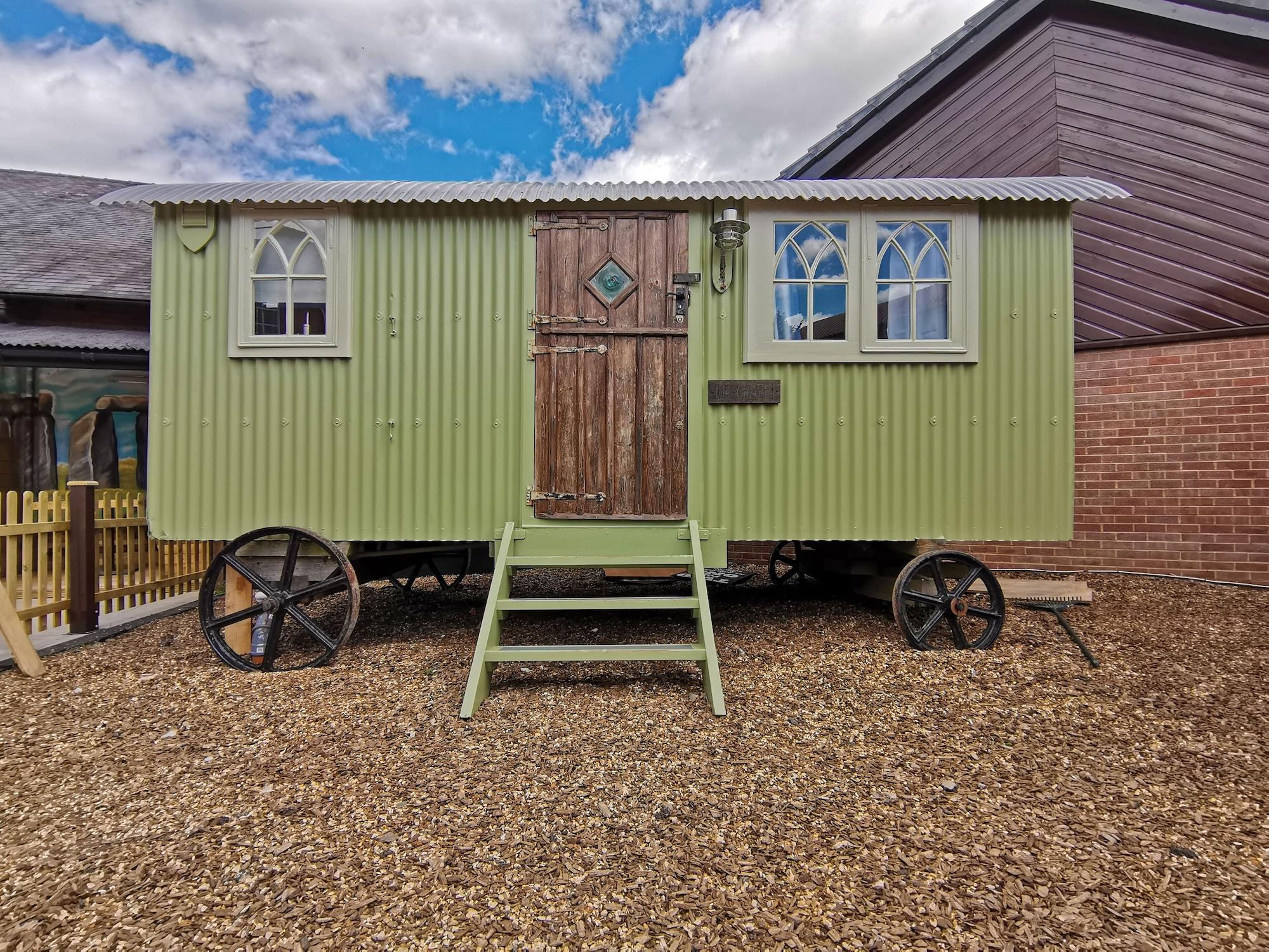 Stonehenge Inn & Shepherd'S Huts Эймсбери Экстерьер фото