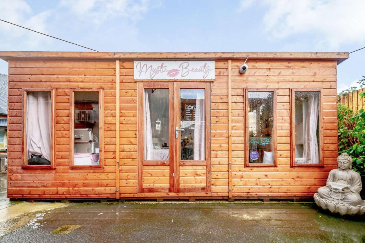 Stonehenge Inn & Shepherd'S Huts Bulford Экстерьер фото