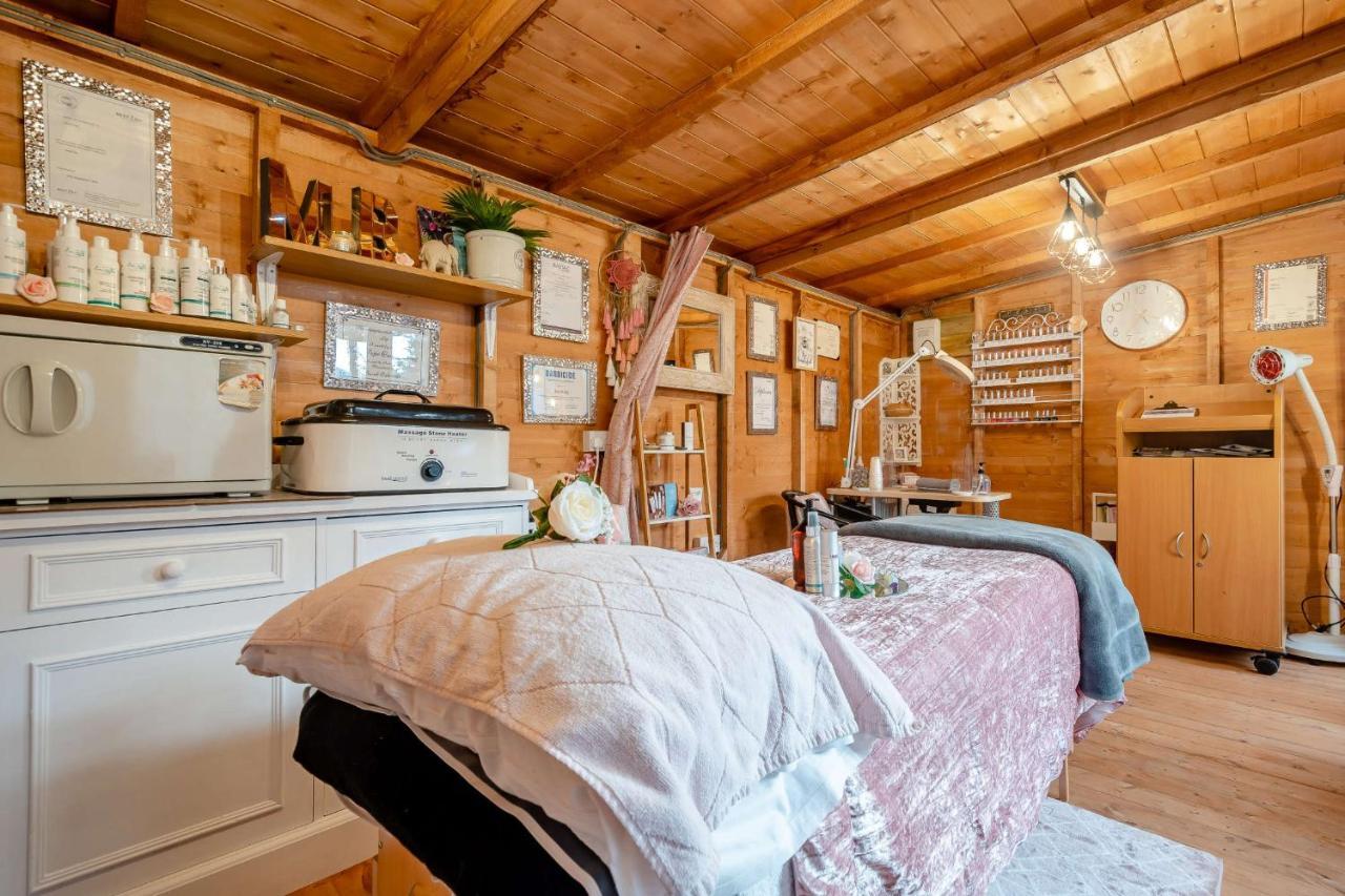Stonehenge Inn & Shepherd'S Huts Bulford Экстерьер фото