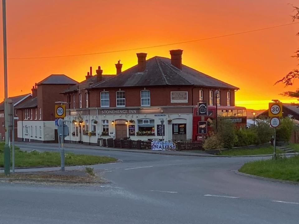 Stonehenge Inn & Shepherd'S Huts Эймсбери Экстерьер фото