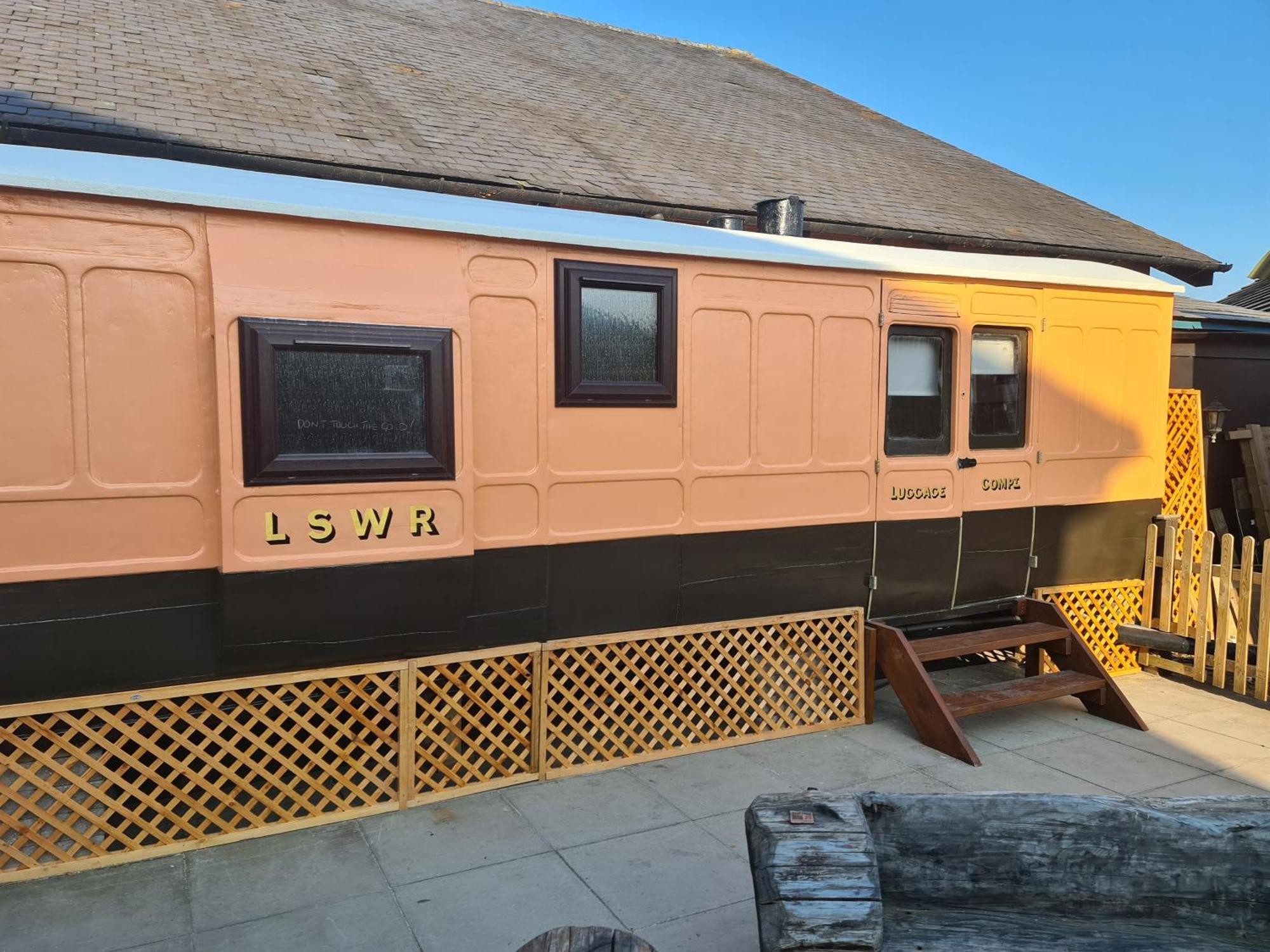 Stonehenge Inn & Shepherd'S Huts Bulford Номер фото