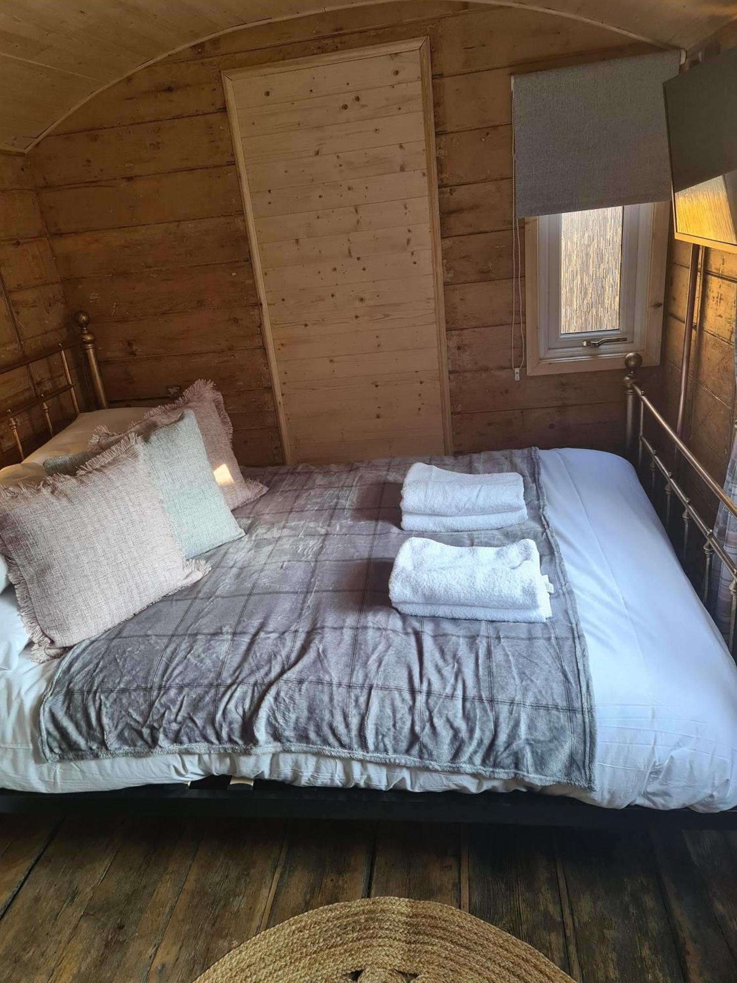 Stonehenge Inn & Shepherd'S Huts Bulford Номер фото