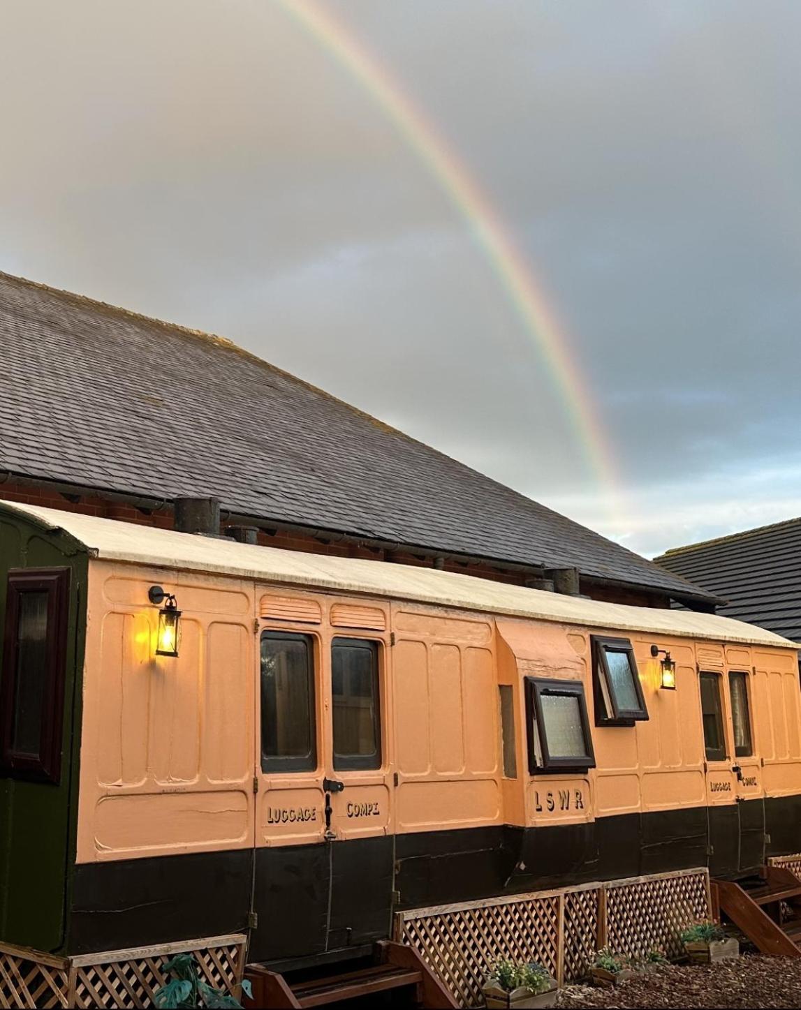 Stonehenge Inn & Shepherd'S Huts Эймсбери Номер фото