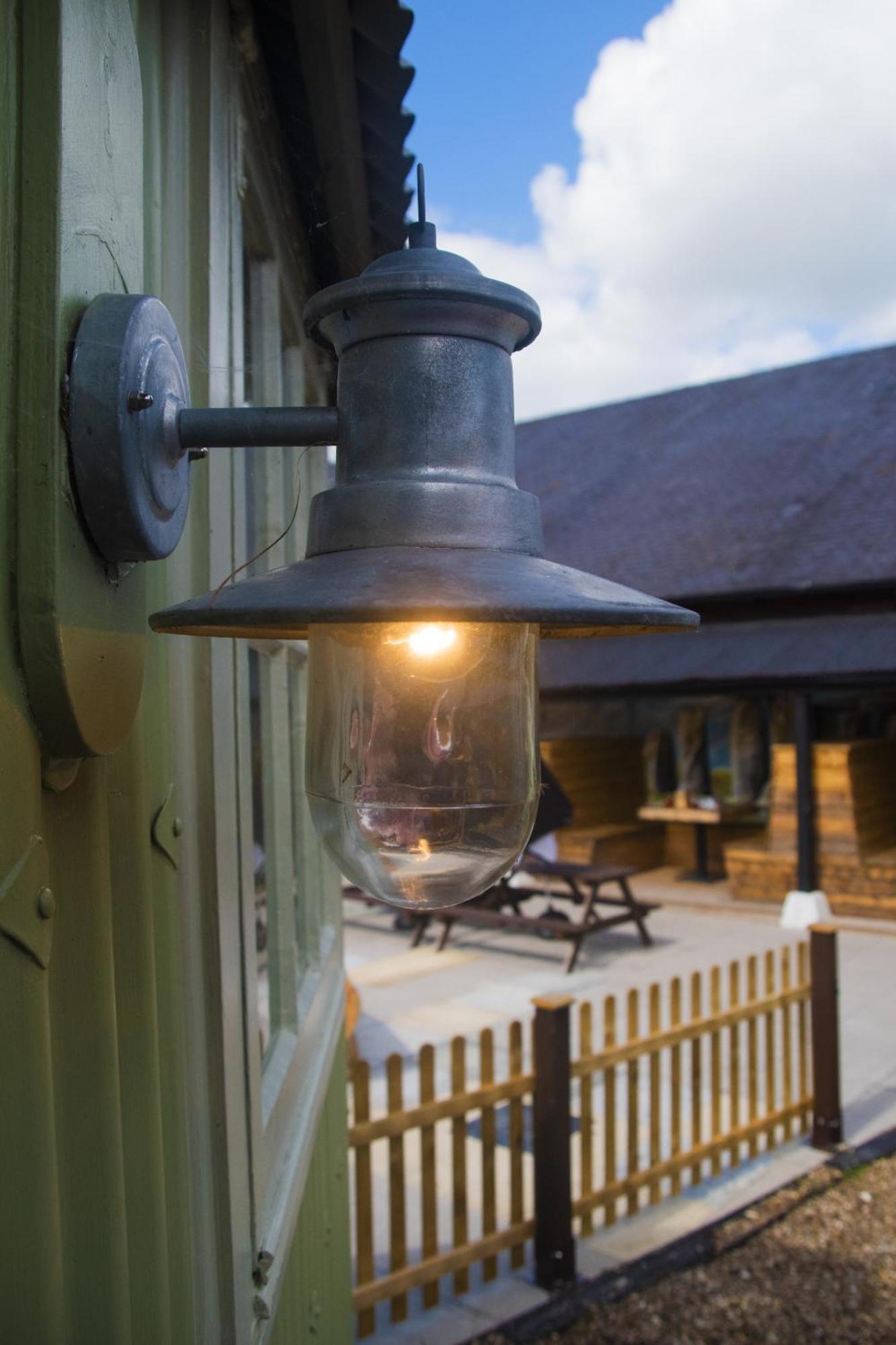 Stonehenge Inn & Shepherd'S Huts Bulford Номер фото