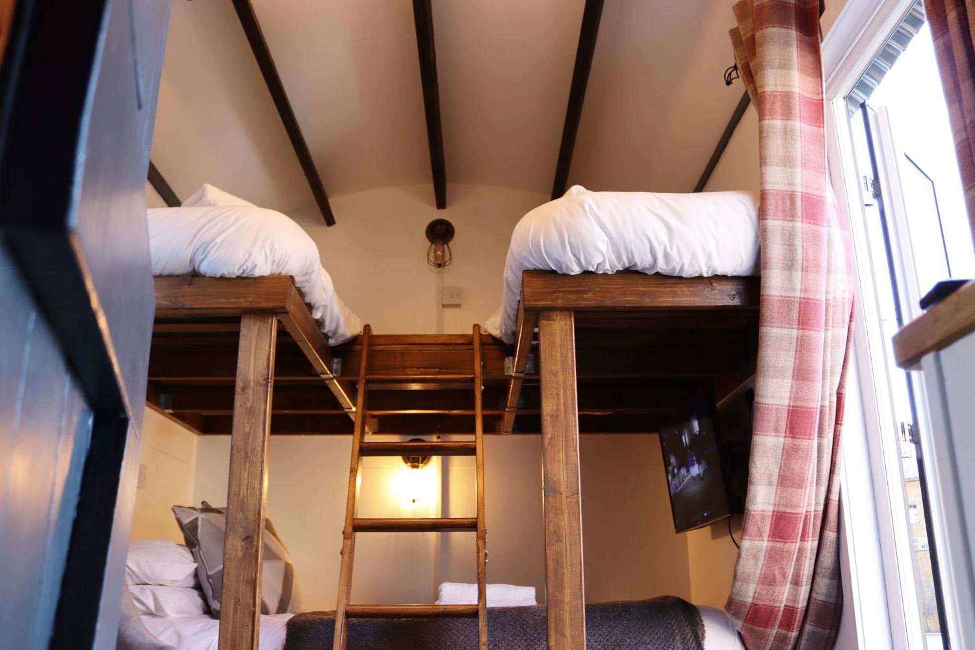 Stonehenge Inn & Shepherd'S Huts Bulford Номер фото