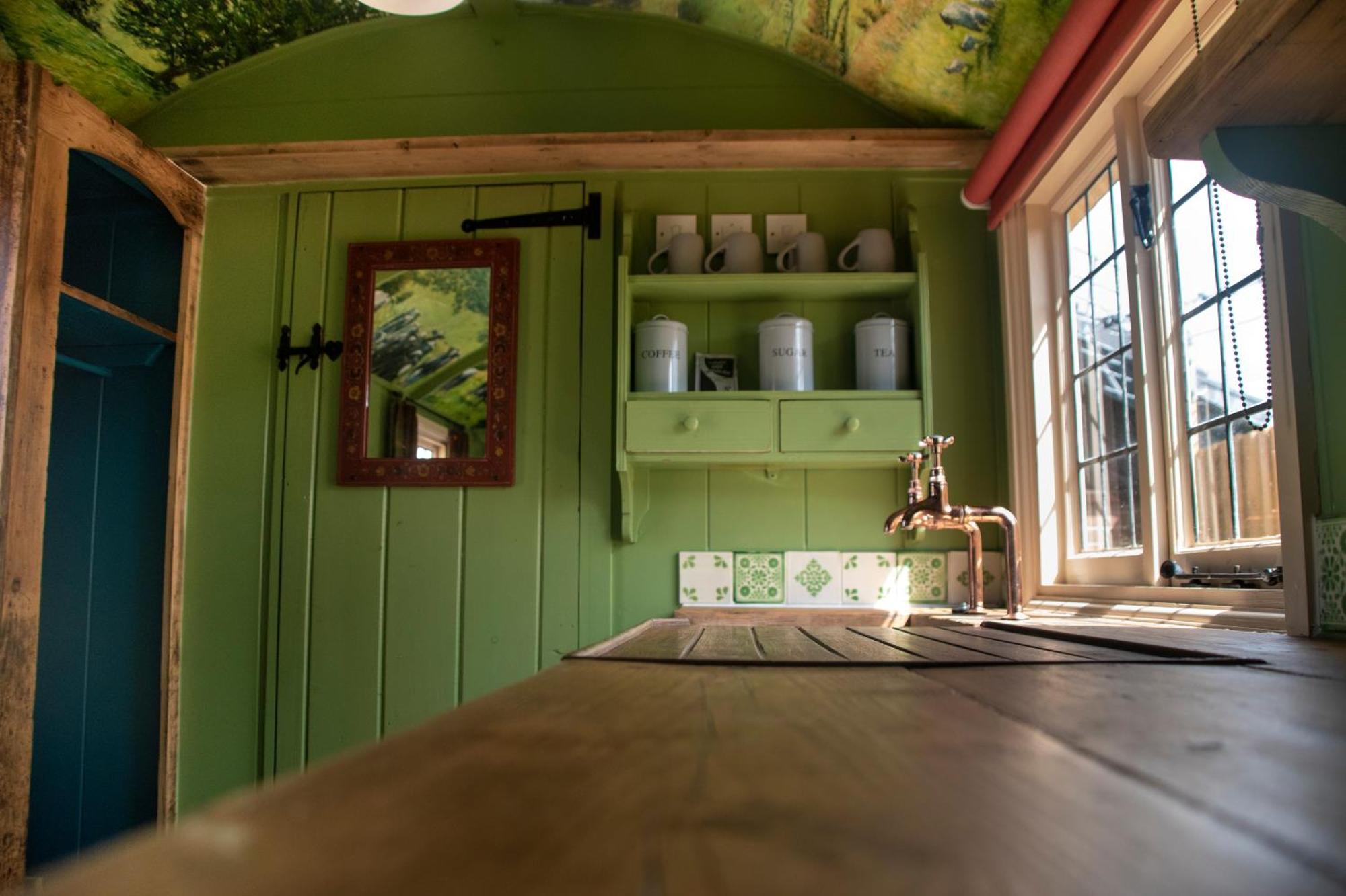 Stonehenge Inn & Shepherd'S Huts Bulford Номер фото