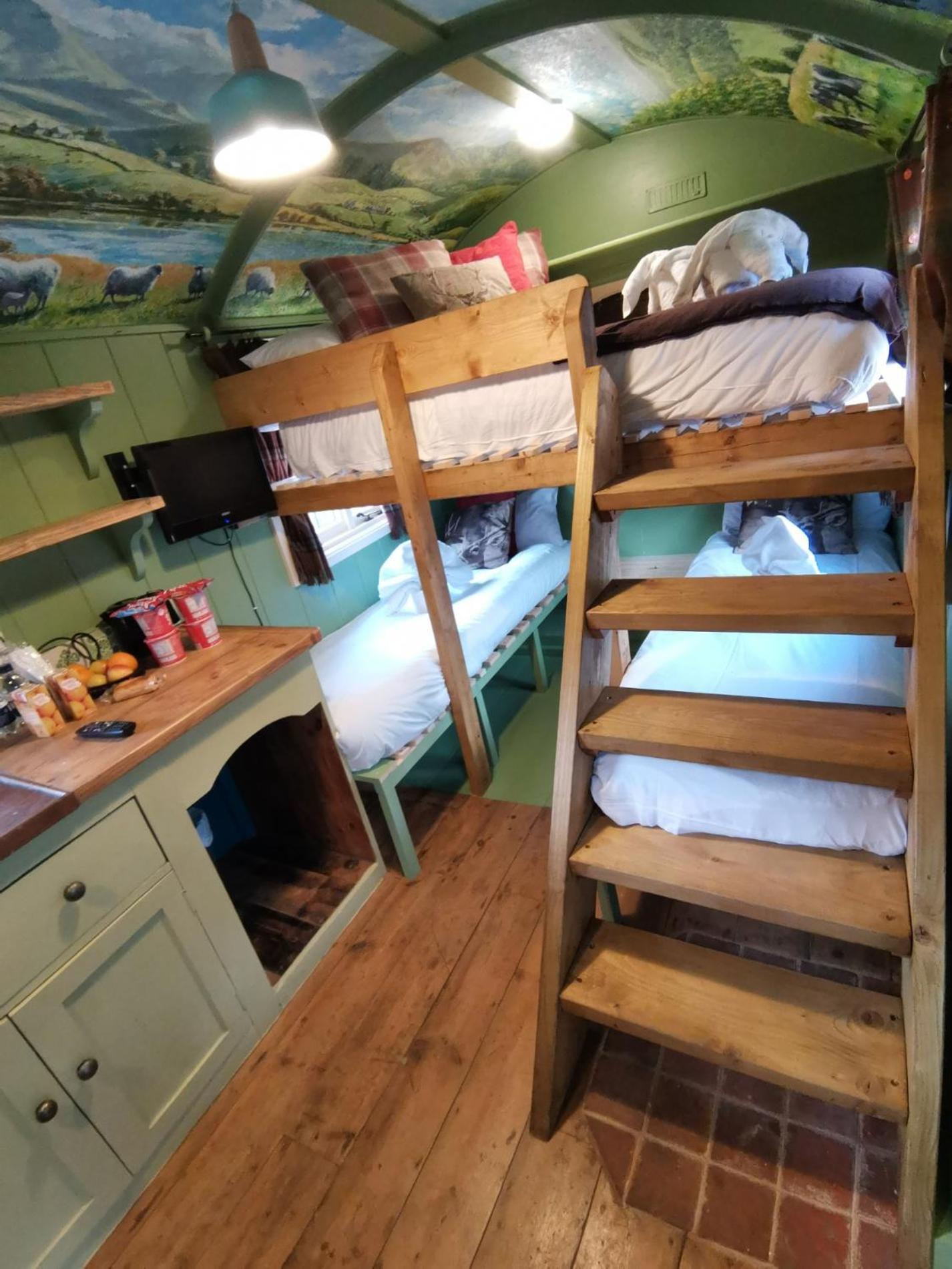 Stonehenge Inn & Shepherd'S Huts Bulford Номер фото