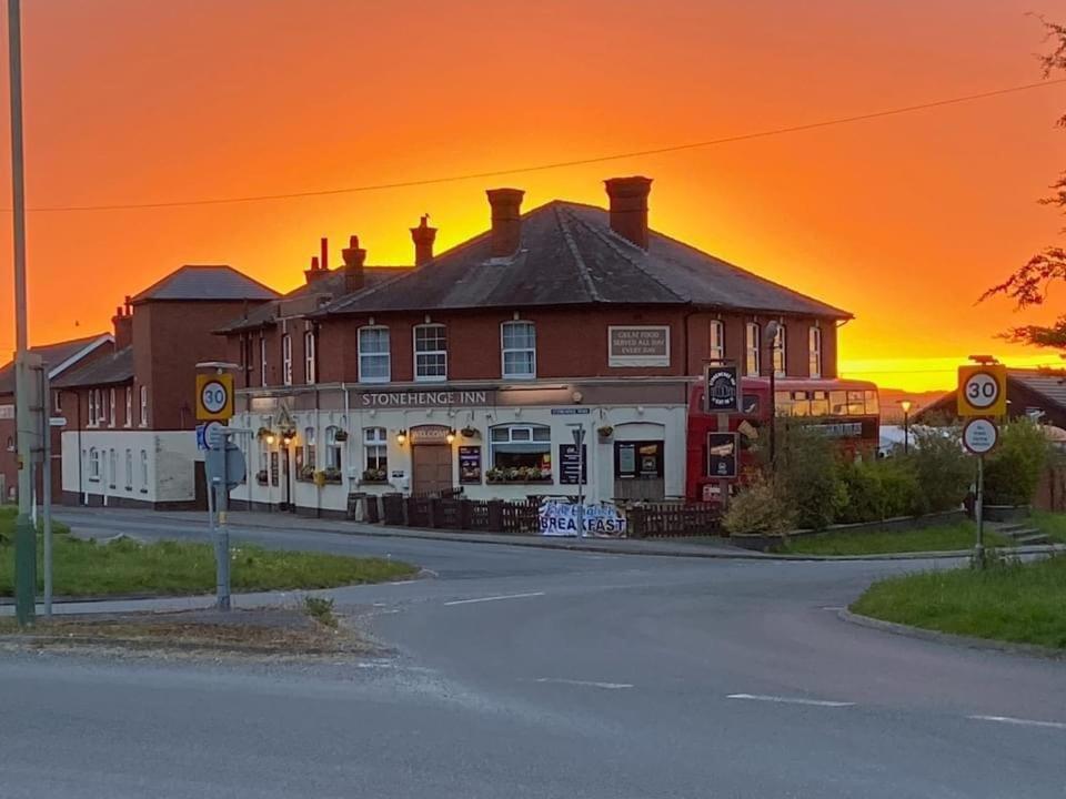 Stonehenge Inn & Shepherd'S Huts Bulford Экстерьер фото