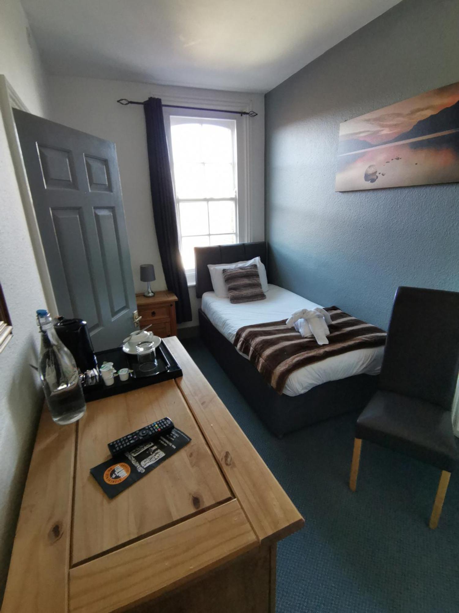 Stonehenge Inn & Shepherd'S Huts Bulford Номер фото