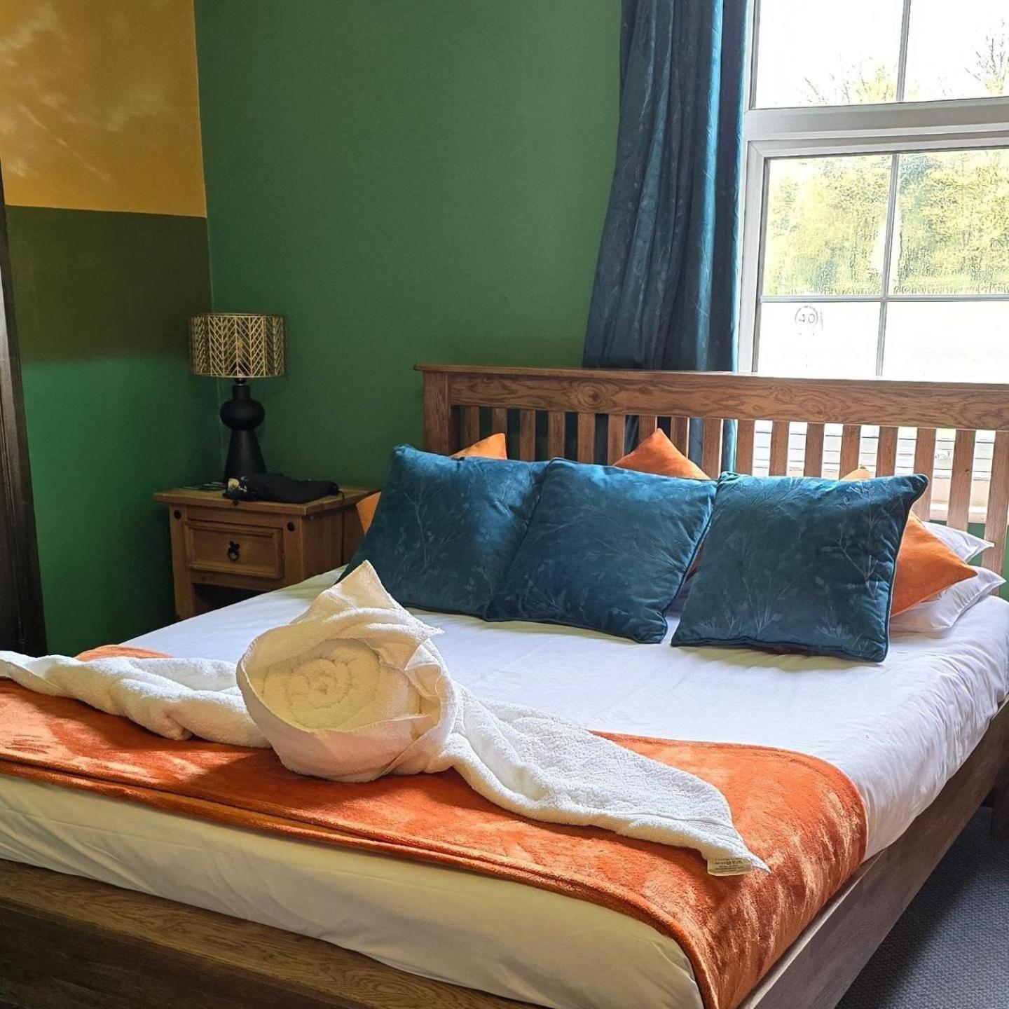 Stonehenge Inn & Shepherd'S Huts Bulford Экстерьер фото
